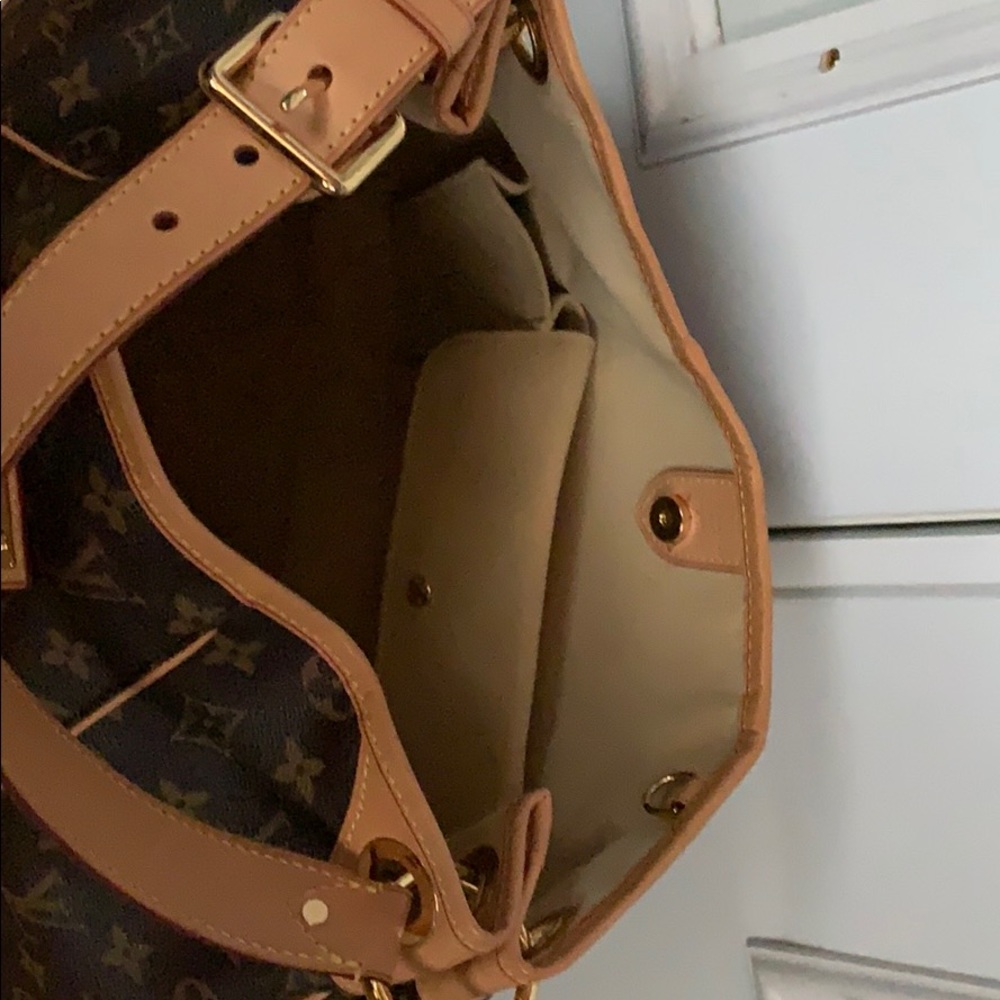 Louis Vuitton - Picture 4 of 10